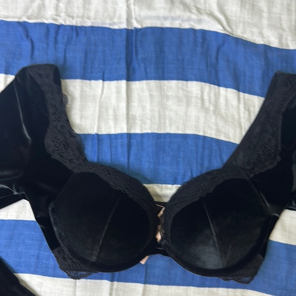 Elegant Black Bras with Adjustable Straps and Molded Cups - Picture 4 of 12